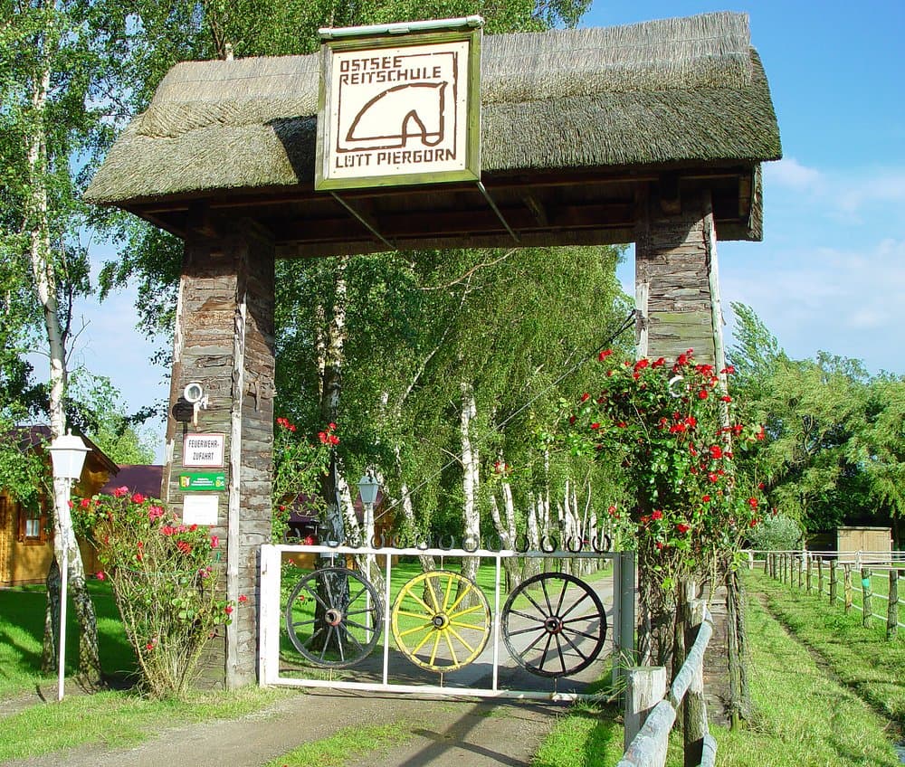 Sonniger Eingang zum Reiterhof