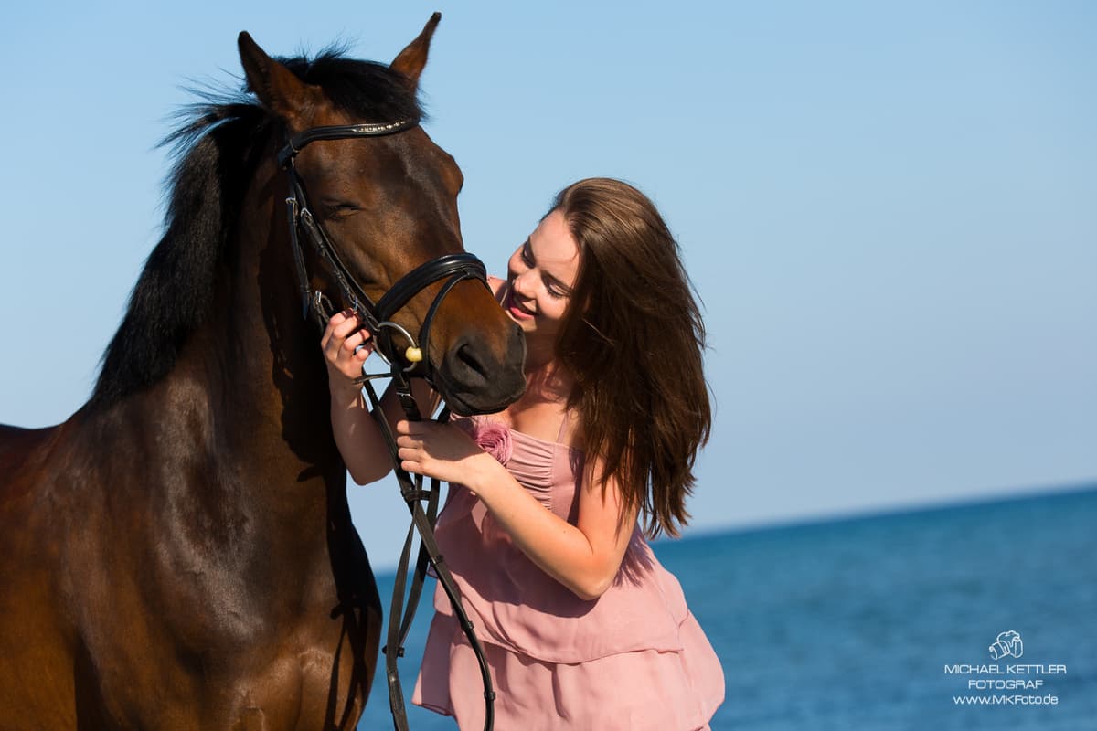 Pferd und Reiterin am Meer